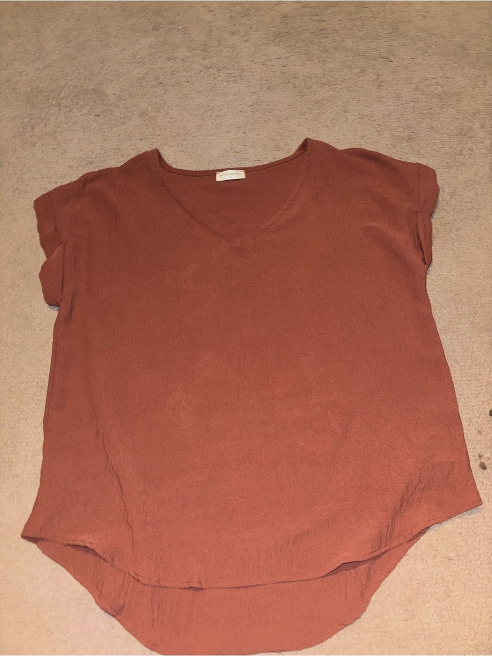 Women's V-Neck Short Sleeve Tee in Rust Brown